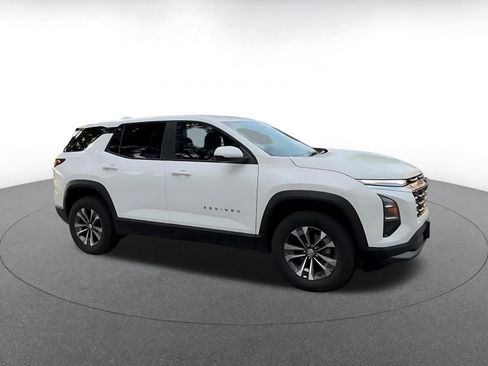 Used 2025 Chevrolet Equinox LT FWD image 2