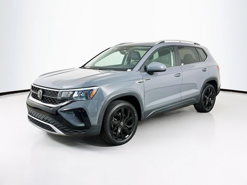 Used 2023 Volkswagen Taos SE w/ Panoramic Sunroof Package image 3