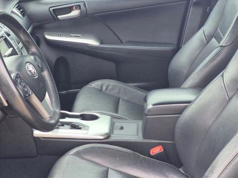 Used 2014 Toyota Camry SE w/ Moonroof Package FWD image 12
