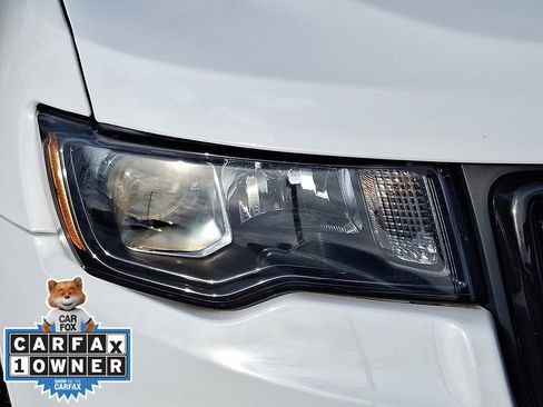 Used 2021 Jeep Grand Cherokee Laredo X image 9