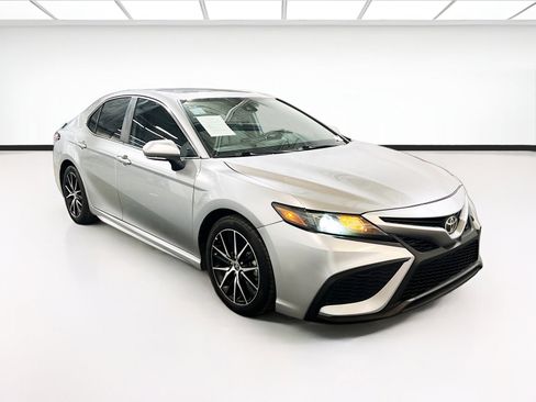 Used 2021 Toyota Camry SE w/ Convenience Package FWD image 3