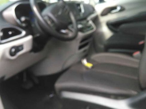 Used 2022 Chrysler Voyager LX FWD image 3