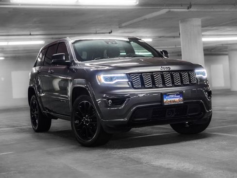 Used 2020 Jeep Grand Cherokee Altitude AWD/4WD image 4