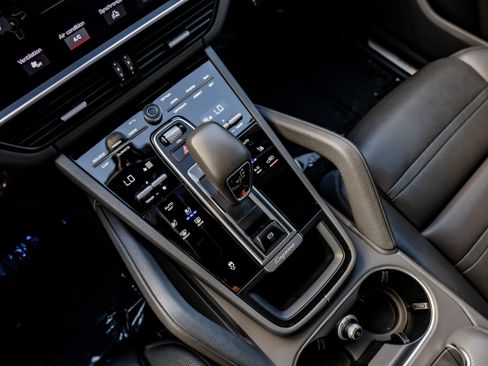 Used 2020 Porsche Cayenne image 26