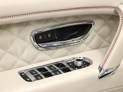 Used 2020 Bentley Bentayga Plug-In Hybrid image 13