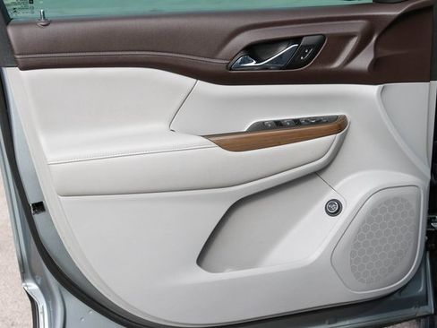 Used 2023 GMC Acadia SLE w/ Driver Convenience Package image 12