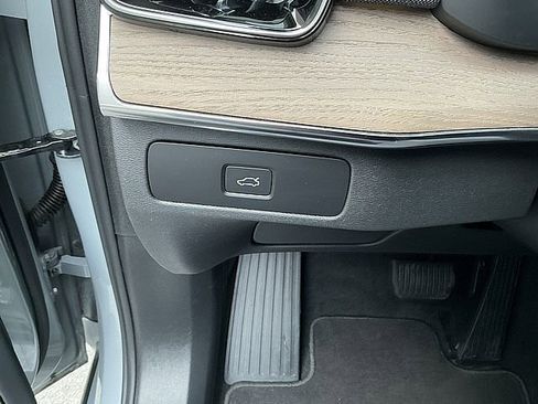 Certified 2025 Volvo XC90 B6 Plus image 24