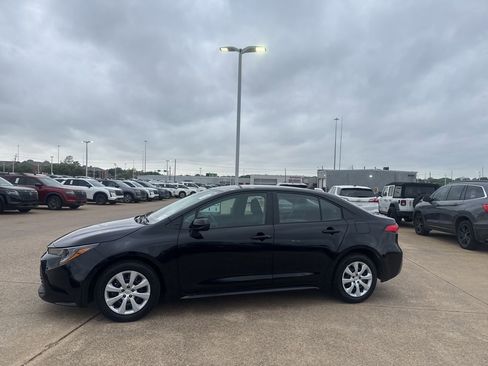 Used 2025 Toyota Corolla LE image 10