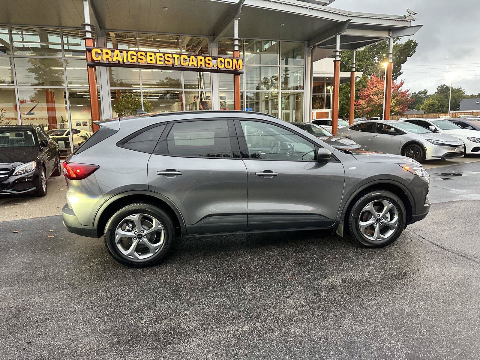 Used 2025 Ford Escape ST-Line w/ Cold Weather Package AWD/4WD image 2