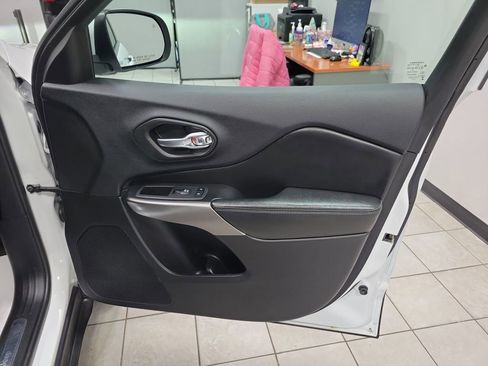 Used 2019 Jeep Cherokee Limited image 23