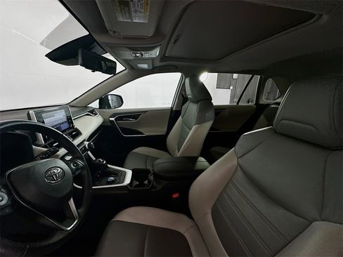 Used 2019 Toyota RAV4 Limited image 22