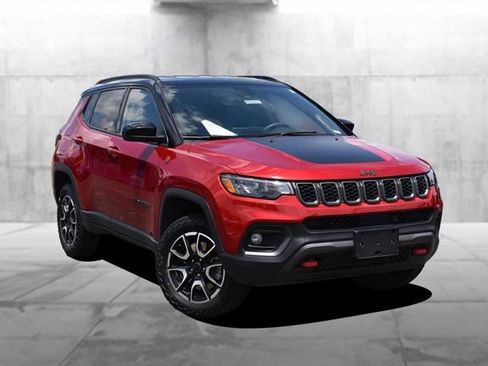 Used 2025 Jeep Compass Trailhawk AWD/4WD image 2