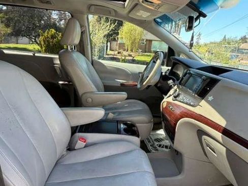 Used 2011 Toyota Sienna XLE w/ Premium Pkg FWD image 3