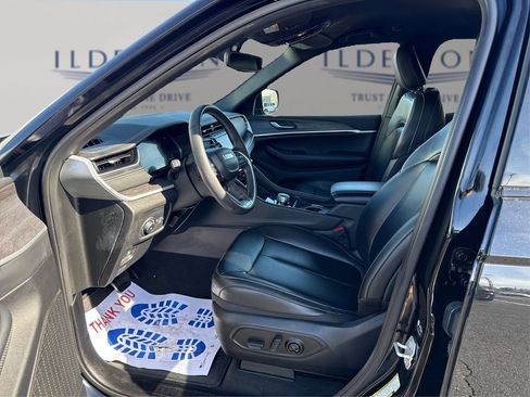 Used 2024 Jeep Grand Cherokee Limited w/ Black Appearance Package image 13