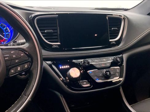 Used 2021 Chrysler Pacifica Limited w/ Uconnect Theater Family Group image 23