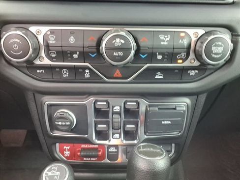 Used 2025 Jeep Gladiator Mojave w/ Convenience Group AWD/4WD image 24