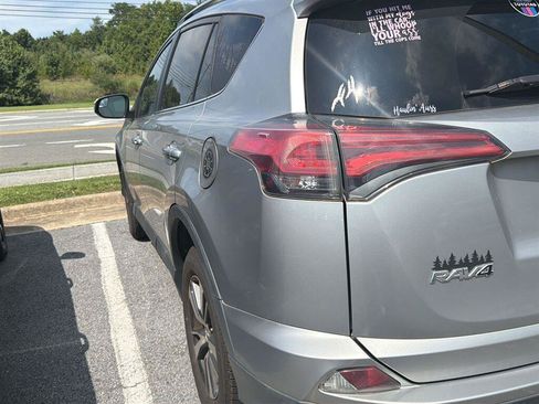 Used 2017 Toyota RAV4 XLE AWD/4WD image 6