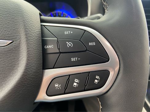 Used 2023 Chrysler Pacifica Touring-L image 22