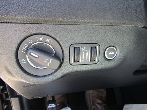 Used 2018 Chrysler 300 Touring w/ Driver Convenience Group image 20