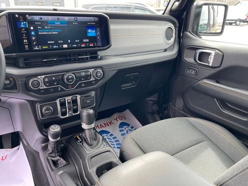 Used 2025 Jeep Wrangler Unlimited Sahara image 21