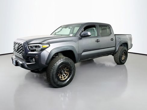 Used 2021 Toyota Tacoma TRD Off-Road w/ TRD Premium Off Road Package AWD/4WD image 3
