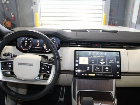 Used 2024 Land Rover Range Rover SE image 18