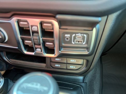 New 2025 Jeep Gladiator Sport image 30