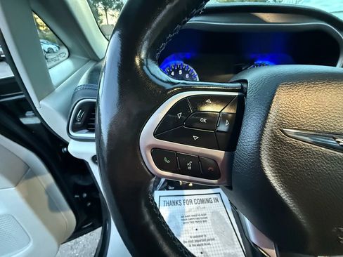 Used 2021 Chrysler Pacifica Touring-L image 26