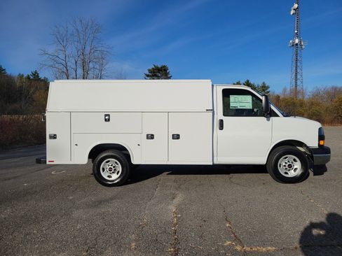 New 2025 GMC Savana 3500 w/ Power Convenience Package RWD image 8