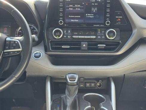 Used 2021 Toyota Highlander LE image 37
