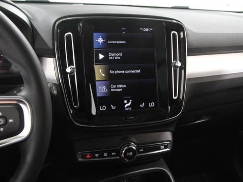 Used 2022 Volvo XC40 T5 Momentum w/ Premium Package AWD/4WD image 9