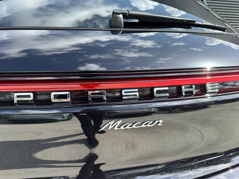 Certified 2025 Porsche Macan image 12