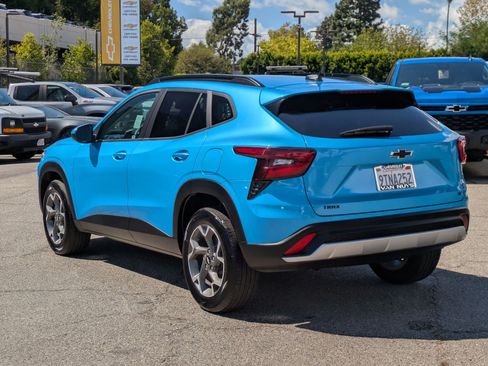 Used 2025 Chevrolet Trax LT w/ LPO, Blackout Package image 7