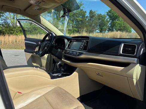 Used 2014 Toyota Highlander XLE image 14