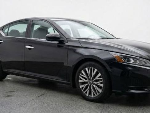 Used 2025 Nissan Altima 2.5 SV FWD image 1
