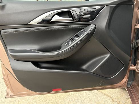 Used 2018 INFINITI QX30 Premium w/ Cargo Package image 10