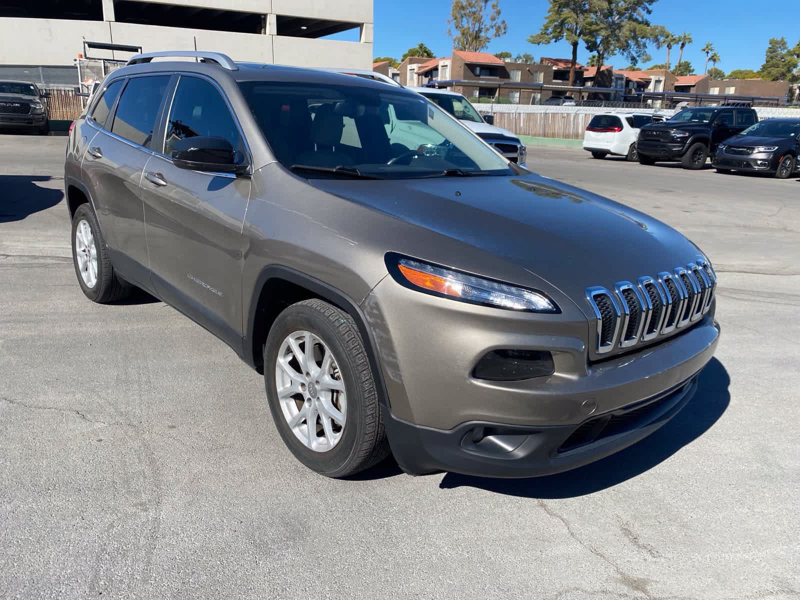 Used 2016 Jeep Cherokee Latitude w/ Comfort/Convenience Group FWD image 3