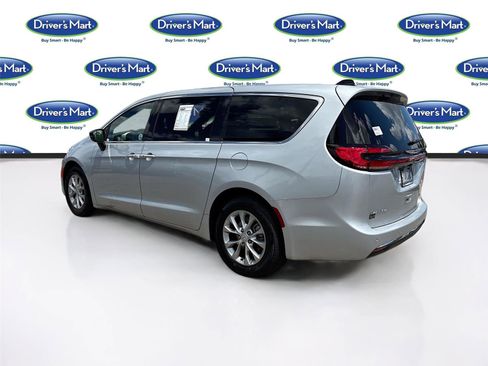 Used 2026 Chrysler Pacifica Limited FWD image 5
