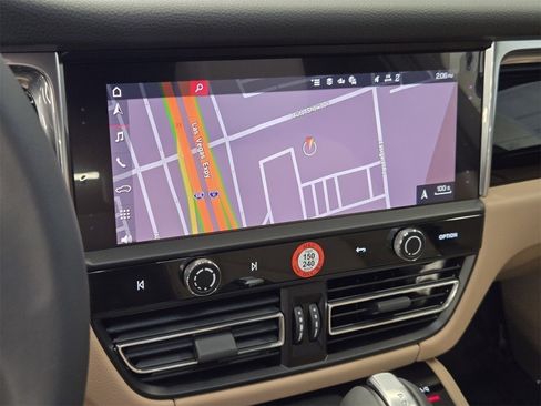 Used 2025 Porsche Macan image 22