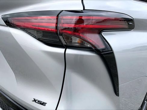 Used 2025 Toyota Sienna XSE w/ XSE Plus Package FWD image 30