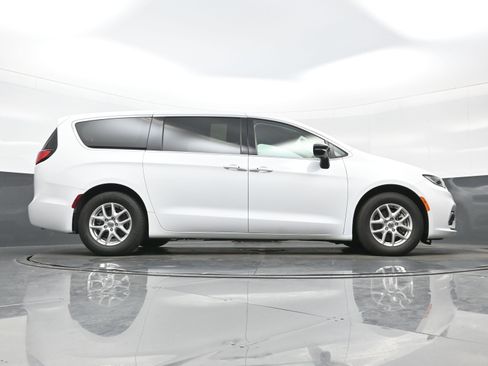 Used 2024 Chrysler Pacifica Touring-L FWD image 31