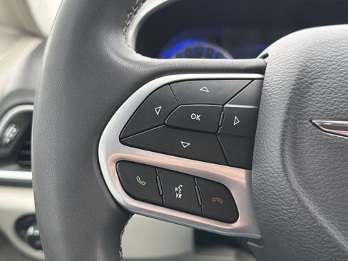 Used 2023 Chrysler Pacifica Touring-L FWD image 16