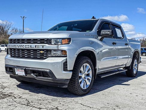Used 2020 Chevrolet Silverado 1500 Custom w/ Custom Value Package image 3