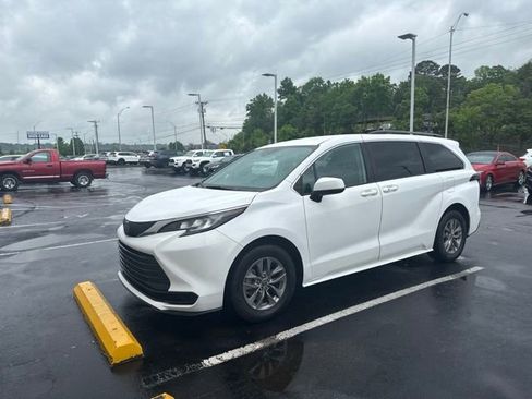 Used 2022 Toyota Sienna LE FWD image 1