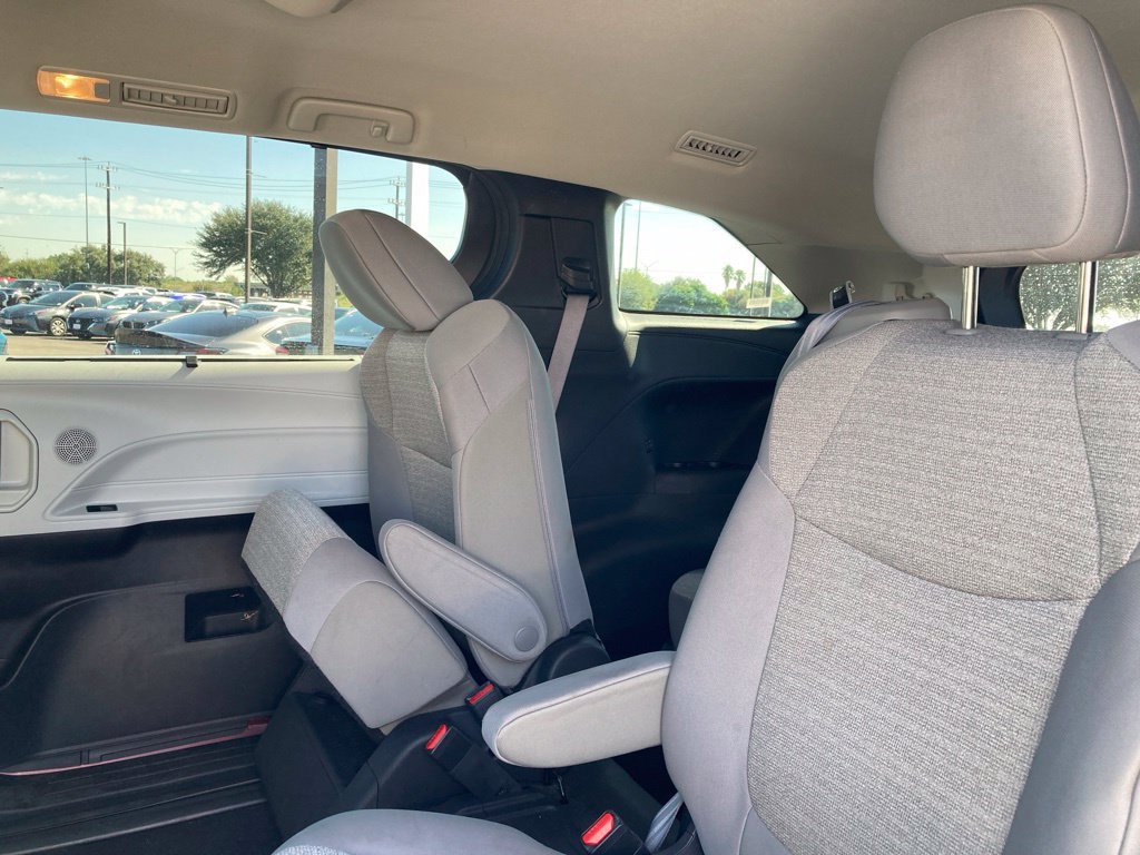 Used 2025 Toyota Sienna LE FWD image 11