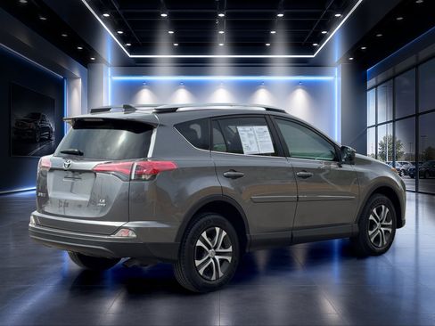 Used 2016 Toyota RAV4 LE AWD/4WD image 4