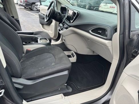 Used 2021 Chrysler Pacifica Touring w/ Cold Weather Group image 15