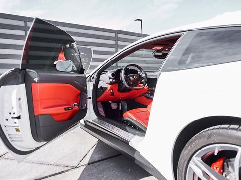 Used 2019 Ferrari GTC4Lusso AWD/4WD image 32