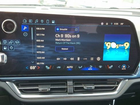 Used 2025 Chevrolet Equinox EV LT w/ Convenience Package image 17