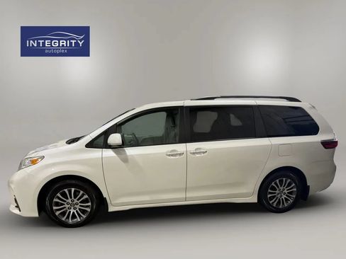 Used 2018 Toyota Sienna XLE w/ XLE Navigation Package FWD image 6